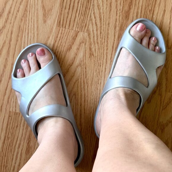 Lands End Womens Metallic Silver Slip On Slide Sandals Size 8 Lightweight Casual - Picture 10 of 11